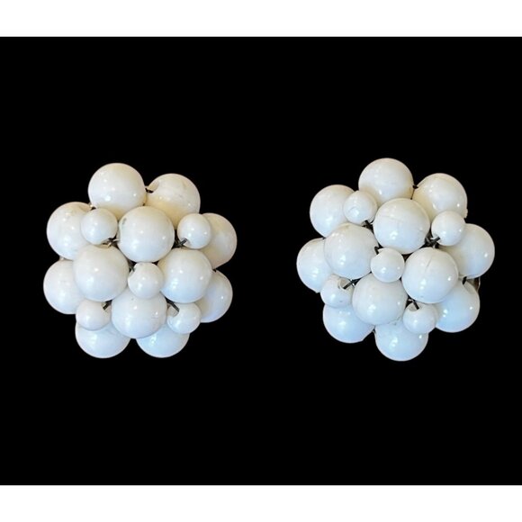 White Beaded Clip On Earrings Round Cluster Hong Kong MCM VTG - Picture 1 of 3
